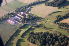 Vue aérienne de Bon élevage de poulets à le quartier Hain-Gründau in Gründau dans le département Hesse, Allemagne