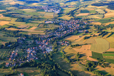 Vue aérienne de Vue du village depuis le sud-ouest à le quartier Wolferborn in Büdingen dans le département Hesse, Allemagne