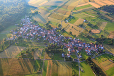 Vue aérienne de Vue du village depuis le sud à le quartier Michelau in Büdingen dans le département Hesse, Allemagne