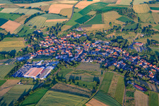 Vue aérienne de Kefenrod dans le département Hesse, Allemagne