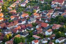 Vue aérienne de Église au centre de la ville à le quartier Burkhards in Schotten dans le département Hesse, Allemagne