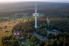Vue aérienne de Tour radio et émetteur, piste de luge d'été, parking forestier et restaurant d'excursion au sommet du Hoherodskopf à le quartier Breungeshain in Schotten dans le département Hesse, Allemagne
