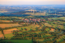 Vue aérienne de Vue du village depuis le nord-ouest à le quartier Herchenhain in Grebenhain dans le département Hesse, Allemagne