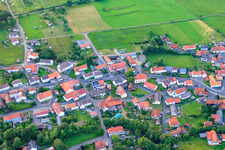 Vue aérienne de Rue Hindenburg à le quartier Ilbeshausen in Grebenhain dans le département Hesse, Allemagne