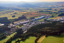 Vue aérienne de Parc industriel Buchrasen III avec parc de maisons modèles Hanse Haus et centre d'échantillonnage et State Mineral Springs AG à le quartier Buchrasen in Oberleichtersbach dans le département Bavière, Allemagne