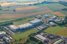 Vue aérienne de Zone industrielle Buchrasen III avec State Mineral Springs AG à le quartier Buchrasen in Oberleichtersbach dans le département Bavière, Allemagne