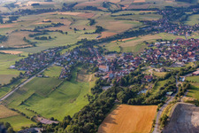 Vue aérienne de Champs agricoles et terres agricoles à Oberleichtersbach dans le département Bavière, Allemagne