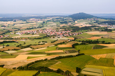 Vue aérienne de Vue sur le village à le quartier Breitenbach in Oberleichtersbach dans le département Bavière, Allemagne