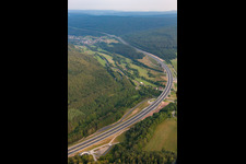 Vue aérienne de Chantier autoroutier avec aménagement, remblai et terrassement le long du tracé et du tracé de l'A7 à Riedenberg dans le département Bavière, Allemagne