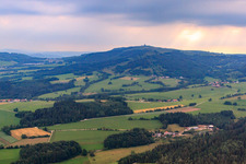 Vue aérienne de Wasserkuppe depuis l'ouest à le quartier Obernhausen in Gersfeld dans le département Hesse, Allemagne