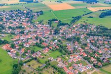 Vue aérienne de Vue du village depuis l'est avec Saint Boniface à le quartier Weyhers in Ebersburg dans le département Hesse, Allemagne