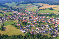 Vue aérienne de Marché à Neuhof dans le département Hesse, Allemagne
