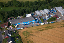 Vue aérienne de Les locaux de l'usine Zelte-Walter GmbH à le quartier Hattenhof in Neuhof dans le département Hesse, Allemagne