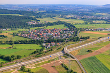 Vue aérienne de Vue du village depuis le sud au-delà de l'A66 à le quartier Kerzell in Eichenzell dans le département Hesse, Allemagne