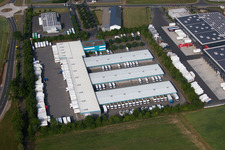 Vue aérienne de Zone industrielle avec le dépôt DPD à le quartier Dorfborn in Neuhof dans le département Hesse, Allemagne