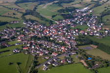 Vue aérienne de Vue sur le village à le quartier Hauswurz in Neuhof dans le département Hesse, Allemagne