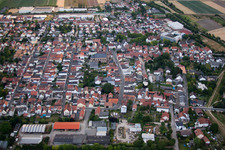 Vue sur la ville depuis le centre-ville à le quartier Roxheim in Bobenheim-Roxheim dans le département Rhénanie-Palatinat, Allemagne d'en haut