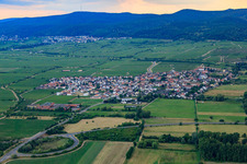 Vue aérienne de Vue de la ville depuis l'est à Ruppertsberg dans le département Rhénanie-Palatinat, Allemagne