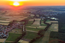 Vue aérienne de Vue de la ville depuis le sud-ouest au coucher du soleil à Herxheimweyher dans le département Rhénanie-Palatinat, Allemagne