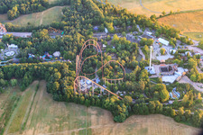 Vue aérienne de Montagnes russes bigFM Expedition GeForce dans le Holiday Park au petit matin à Haßloch dans le département Rhénanie-Palatinat, Allemagne