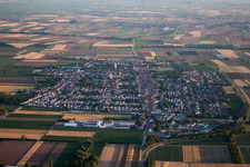 Vue aérienne de Vue des rues et des maisons des quartiers résidentiels à le quartier Iggelheim in Böhl-Iggelheim dans le département Rhénanie-Palatinat, Allemagne