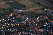 Photographie aérienne de Vue des rues et des maisons des quartiers résidentiels à le quartier Iggelheim in Böhl-Iggelheim dans le département Rhénanie-Palatinat, Allemagne
