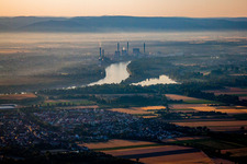 Vue aérienne de Ambiance matinale au-dessus des centrales électriques et des tours d'échappement de la centrale de cogénération Großkraftwerk Mannheim à le quartier Rheinau in Mannheim dans le département Bade-Wurtemberg, Allemagne