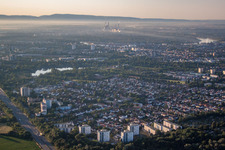 Quartier Gartenstadt in Ludwigshafen am Rhein dans le département Rhénanie-Palatinat, Allemagne du point de vue du drone