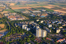 Vue aérienne de Immeubles résidentiels de grande hauteur sur la Mörike-Straße vus de l'est à le quartier Oggersheim in Ludwigshafen am Rhein dans le département Rhénanie-Palatinat, Allemagne