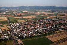 Vue oblique de Vue des rues et des maisons des quartiers résidentiels à le quartier Iggelheim in Böhl-Iggelheim dans le département Rhénanie-Palatinat, Allemagne