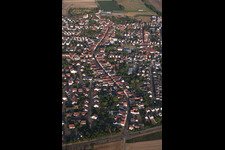 Vue des rues et des maisons des quartiers résidentiels à le quartier Iggelheim in Böhl-Iggelheim dans le département Rhénanie-Palatinat, Allemagne hors des airs