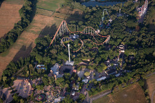 Vue aérienne de Le parc de vacances avec montagnes russes et manèges à Haßloch dans le département Rhénanie-Palatinat, Allemagne