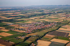 Vue aérienne de Champs agricoles et surfaces utilisables à Gommersheim dans le département Rhénanie-Palatinat, Allemagne