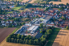 Vue aérienne de Bâtiments et halls de production de l'atelier automobile Günters Garage à le quartier Niederlustadt in Lustadt dans le département Rhénanie-Palatinat, Allemagne