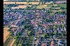 Vue aérienne de Église des Apôtres et Église évangélique d'Oberlustadt à le quartier Niederlustadt in Lustadt dans le département Rhénanie-Palatinat, Allemagne