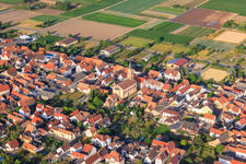 Vue aérienne de Protestation. Église à Zeiskam dans le département Rhénanie-Palatinat, Allemagne
