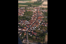 Vue aérienne de Tracé de la rue principale à le quartier Ottersheim in Ottersheim bei Landau dans le département Rhénanie-Palatinat, Allemagne
