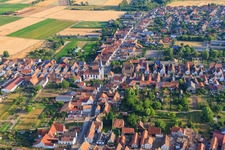 Vue aérienne de Église et Waldstr à le quartier Ottersheim in Ottersheim bei Landau dans le département Rhénanie-Palatinat, Allemagne