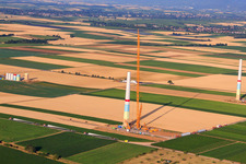 Chantiers de construction de parcs éoliens à le quartier Offenbach in Offenbach an der Queich dans le département Rhénanie-Palatinat, Allemagne depuis l'avion
