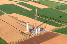 Vue d'oiseau de Chantiers de construction de parcs éoliens à le quartier Offenbach in Offenbach an der Queich dans le département Rhénanie-Palatinat, Allemagne