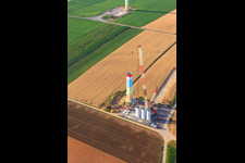Chantiers de construction de parcs éoliens à le quartier Offenbach in Offenbach an der Queich dans le département Rhénanie-Palatinat, Allemagne vu d'un drone