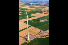 Chantiers de construction de parcs éoliens à le quartier Offenbach in Offenbach an der Queich dans le département Rhénanie-Palatinat, Allemagne vue du ciel