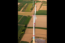 Chantiers de construction de parcs éoliens à le quartier Offenbach in Offenbach an der Queich dans le département Rhénanie-Palatinat, Allemagne du point de vue du drone