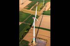 Chantiers de construction de parcs éoliens à le quartier Offenbach in Offenbach an der Queich dans le département Rhénanie-Palatinat, Allemagne d'un drone