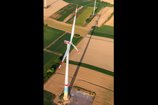 Chantiers de construction de parcs éoliens à le quartier Offenbach in Offenbach an der Queich dans le département Rhénanie-Palatinat, Allemagne vu d'un drone