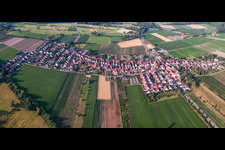 Vue d'oiseau de Du nord à Erlenbach bei Kandel dans le département Rhénanie-Palatinat, Allemagne