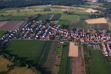 Enregistrement par drone de Du nord à Erlenbach bei Kandel dans le département Rhénanie-Palatinat, Allemagne