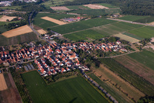 Du nord à Erlenbach bei Kandel dans le département Rhénanie-Palatinat, Allemagne du point de vue du drone
