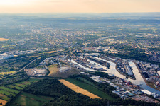 Vue oblique de KA Rheinhafen EnBW à le quartier Rheinhafen in Karlsruhe dans le département Bade-Wurtemberg, Allemagne