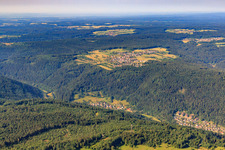 Vue aérienne de Vue de la ville depuis le nord-ouest à le quartier Schellbronn in Neuhausen dans le département Bade-Wurtemberg, Allemagne